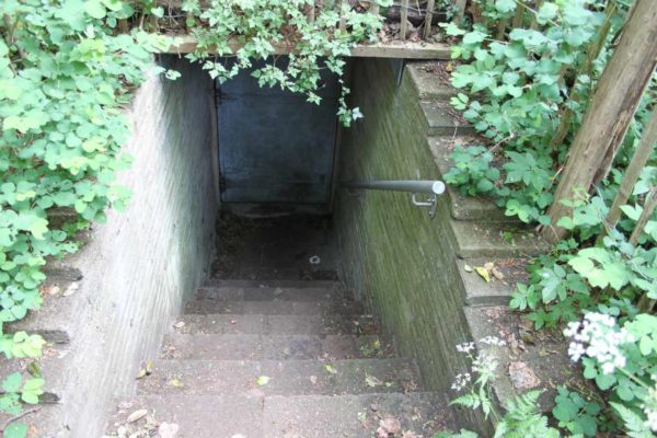 Toilet-bunker